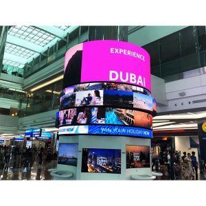 Digitaal signage verhuur type gebogen ledpaneel in P3.91 voor buitenwinkelfront